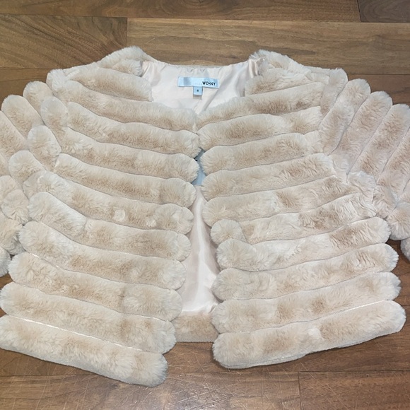 NWT Faux Fur Shrug - Picture 4 of 8